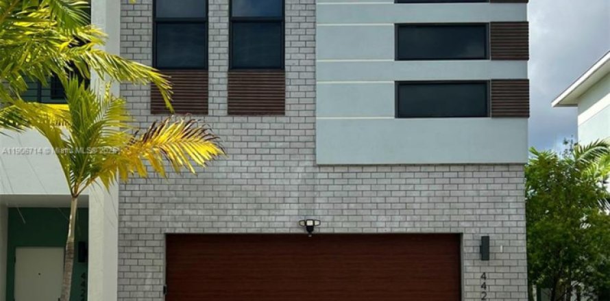 Townhouse in Plantation, Florida 3 bedrooms, 155.33 sq.m. № 1968399