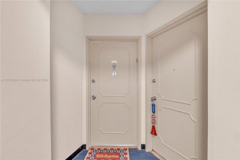 Condo in Miami, Florida, 2 bedrooms  № 1861095 - photo 19