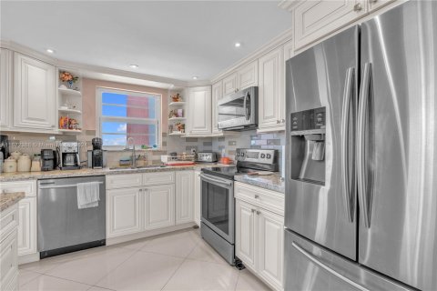 Condo in Miami, Florida, 2 bedrooms  № 1861095 - photo 7