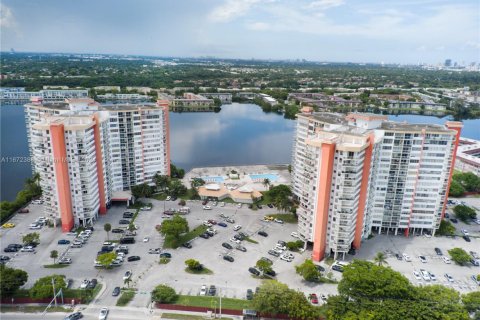 Condo in Miami, Florida, 2 bedrooms  № 1861095 - photo 1