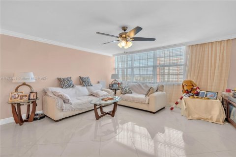 Condo in Miami, Florida, 2 bedrooms  № 1861095 - photo 4
