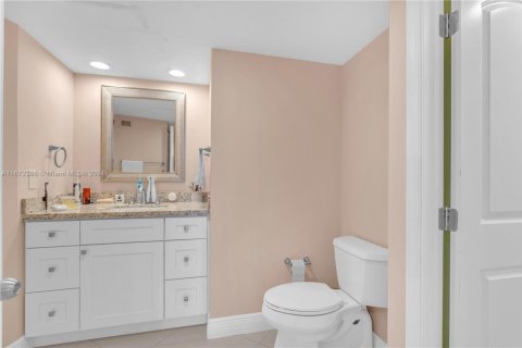 Condo in Miami, Florida, 2 bedrooms  № 1861095 - photo 10