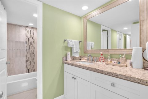 Condo in Miami, Florida, 2 bedrooms  № 1861095 - photo 15
