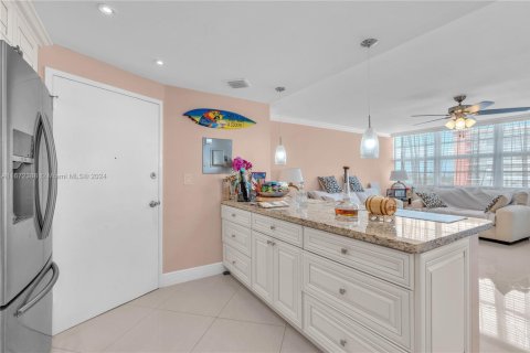 Condo in Miami, Florida, 2 bedrooms  № 1861095 - photo 9