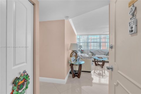 Condo in Miami, Florida, 2 bedrooms  № 1861095 - photo 3