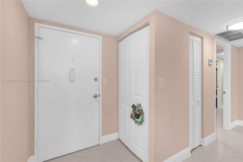 Condo in Miami, Florida, 2 bedrooms  № 1861095 - photo 2