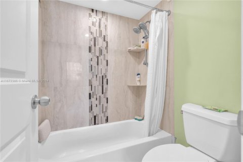 Condo in Miami, Florida, 2 bedrooms  № 1861095 - photo 14