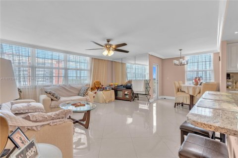 Condo in Miami, Florida, 2 bedrooms  № 1861095 - photo 5