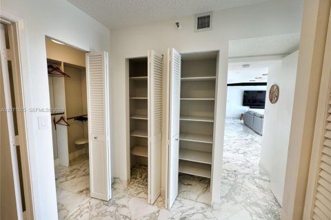 Copropriété à louer à Aventura, Floride: 2 chambres, 141.3 m2 № 2387130 - photo 17