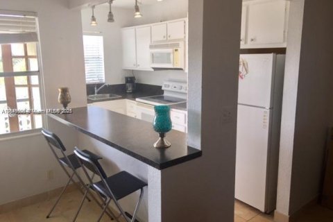 Condo in Hollywood, Florida, 1 bedroom  № 1852060 - photo 18