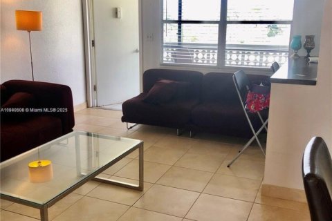 Condo in Hollywood, Florida, 1 bedroom  № 1852060 - photo 1