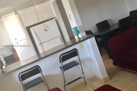 Condo in Hollywood, Florida, 1 bedroom  № 1852060 - photo 11