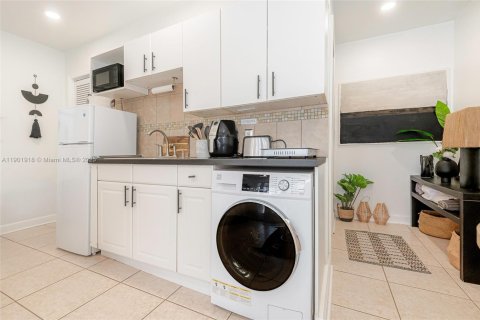 Propiedad comercial en venta en Hollywood, Florida, 112.78 m2 № 1953286 - foto 14