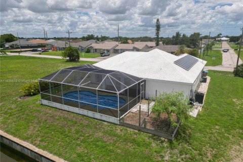 House in Cape Coral, Florida 4 bedrooms, 144.56 sq.m. № 1825829 - photo 4