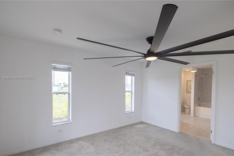 House in Cape Coral, Florida 4 bedrooms, 144.56 sq.m. № 1825829 - photo 15