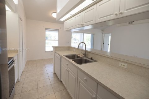 House in Cape Coral, Florida 4 bedrooms, 144.56 sq.m. № 1825829 - photo 5