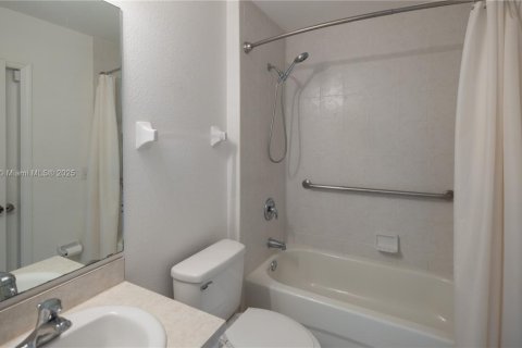 House in Cape Coral, Florida 4 bedrooms, 144.56 sq.m. № 1825829 - photo 21
