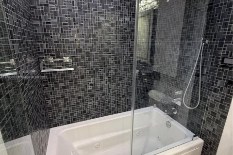 Condominio en venta en Hallandale Beach, Florida, 2 dormitorios, 101.45 m2 № 1727170 - foto 11