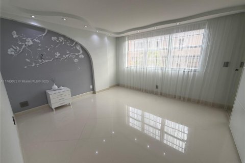 Condominio en venta en Hallandale Beach, Florida, 2 dormitorios, 101.45 m2 № 1727170 - foto 18