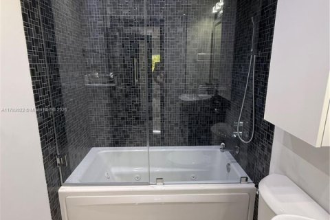 Condominio en venta en Hallandale Beach, Florida, 2 dormitorios, 101.45 m2 № 1727170 - foto 12