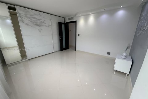 Condominio en venta en Hallandale Beach, Florida, 2 dormitorios, 101.45 m2 № 1727170 - foto 20
