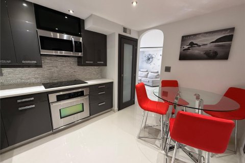Condominio en venta en Hallandale Beach, Florida, 2 dormitorios, 101.45 m2 № 1727170 - foto 1