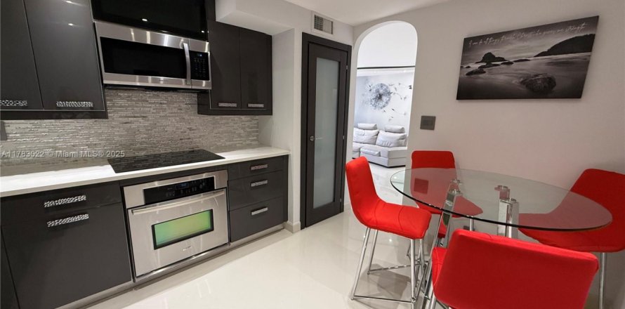 Condominio en Hallandale Beach, Florida, 2 dormitorios  № 1727170