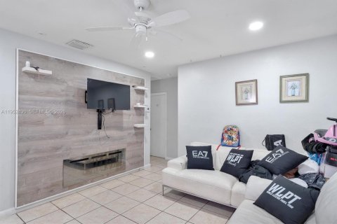 Villa ou maison à vendre à Miami, Floride: 3 chambres, 117.61 m2 № 2008829 - photo 4