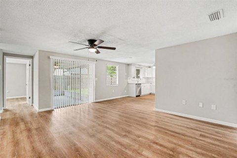 House in Port Richey, Florida 3 bedrooms, 110 sq.m. № 2156603 - photo 5