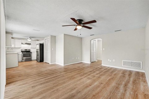 House in Port Richey, Florida 3 bedrooms, 110 sq.m. № 2156603 - photo 4
