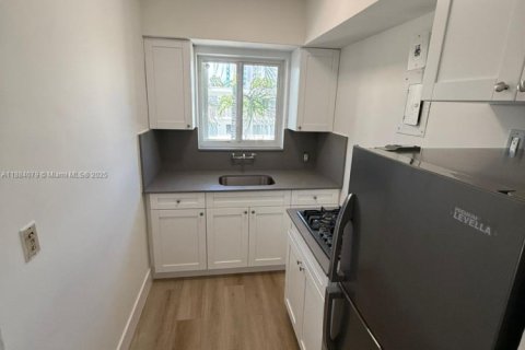 Condo in Bay Harbor Islands, Florida, 1 bedroom  № 1930850 - photo 11