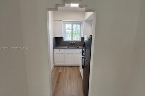 Condominio en alquiler en Bay Harbor Islands, Florida, 1 dormitorio, 44.59 m2 № 1930850 - foto 9