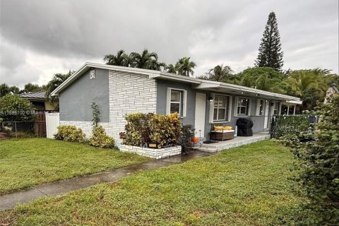 Propiedad comercial en venta en Hollywood, Florida, 144.74 m2 № 1955862 - foto 2