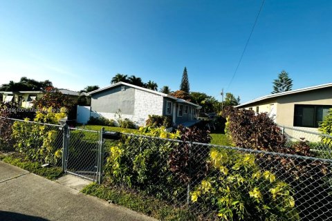 Propiedad comercial en venta en Hollywood, Florida, 144.74 m2 № 1955862 - foto 1