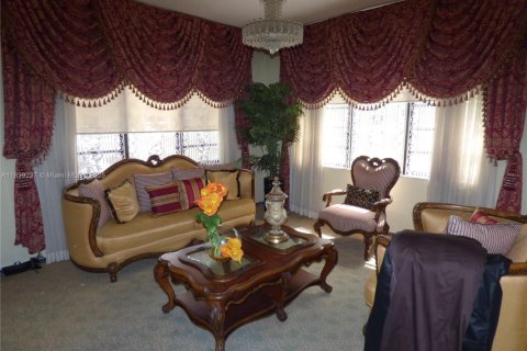 House in Miami, Florida 5 bedrooms, 423.73 sq.m. № 1828748 - photo 10
