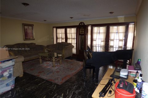 House in Miami, Florida 5 bedrooms, 423.73 sq.m. № 1828748 - photo 25