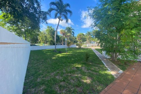 House in Miami, Florida 5 bedrooms, 423.73 sq.m. № 1828748 - photo 6