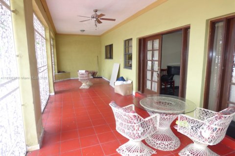 House in Miami, Florida 5 bedrooms, 423.73 sq.m. № 1828748 - photo 14