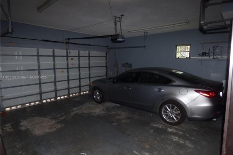 House in Miami, Florida 5 bedrooms, 423.73 sq.m. № 1828748 - photo 23
