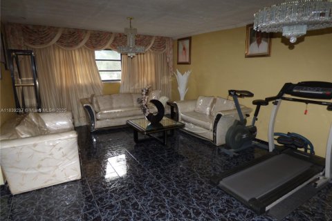 House in Miami, Florida 5 bedrooms, 423.73 sq.m. № 1828748 - photo 15