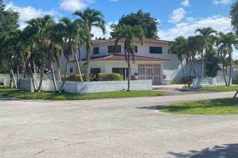 House in Miami, Florida 5 bedrooms, 423.73 sq.m. № 1828748 - photo 2