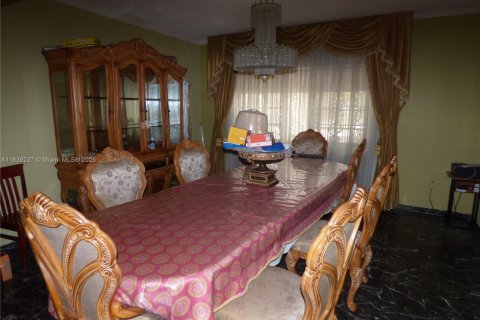 House in Miami, Florida 5 bedrooms, 423.73 sq.m. № 1828748 - photo 12