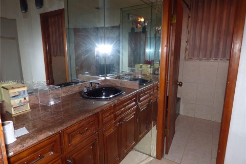 House in Miami, Florida 5 bedrooms, 423.73 sq.m. № 1828748 - photo 22