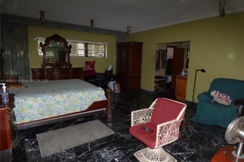 House in Miami, Florida 5 bedrooms, 423.73 sq.m. № 1828748 - photo 27