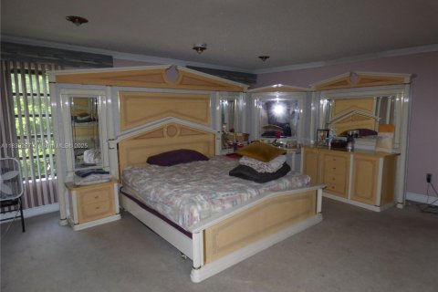 House in Miami, Florida 5 bedrooms, 423.73 sq.m. № 1828748 - photo 17