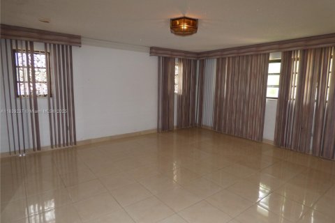 House in Miami, Florida 5 bedrooms, 423.73 sq.m. № 1828748 - photo 21