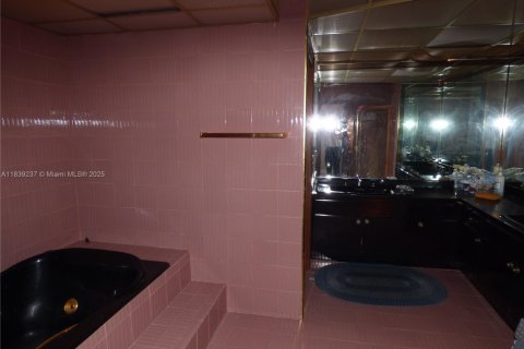 House in Miami, Florida 5 bedrooms, 423.73 sq.m. № 1828748 - photo 18