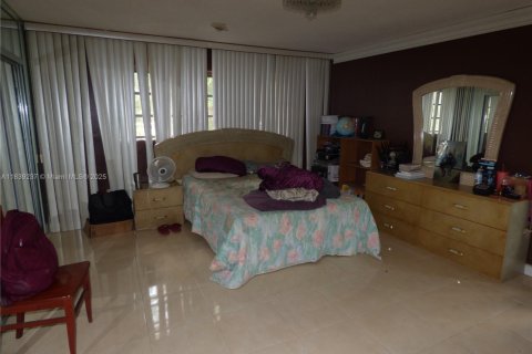 House in Miami, Florida 5 bedrooms, 423.73 sq.m. № 1828748 - photo 19