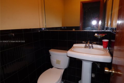 House in Miami, Florida 5 bedrooms, 423.73 sq.m. № 1828748 - photo 26