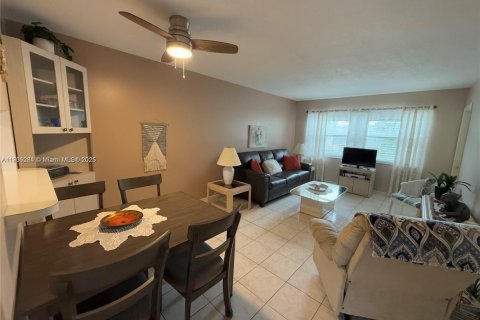 Condominio en venta en Lauderhill, Florida, 1 dormitorio, 63.17 m2 № 1965539 - foto 1